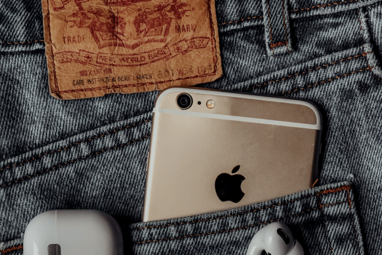 Lees meer over het artikel TELEFOON BROEKZAK